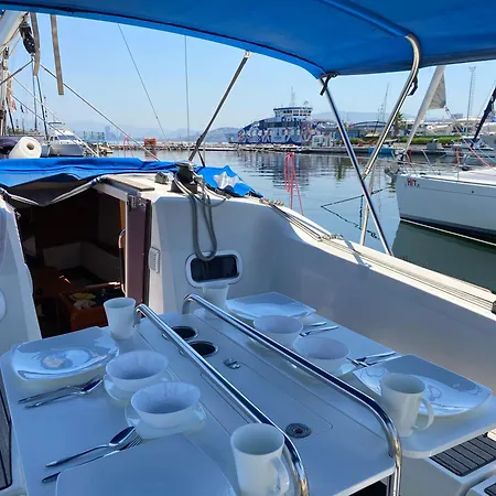 Nautical Nomad 보트호텔 *